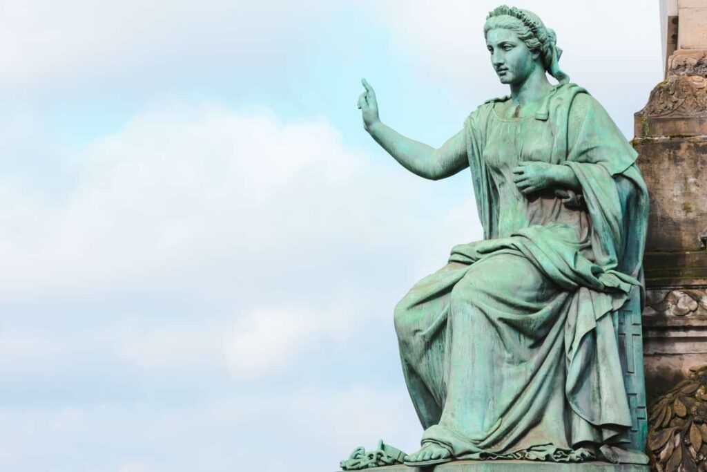 Estatua de bronce oxidado que ha adquirido color verdoso con el paso del tiempo